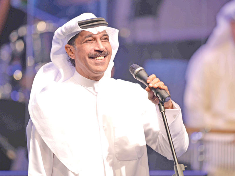 أول تعليق للفنان عبدالله الرويشد بعد السقوط المروع على المسرح